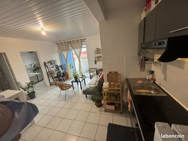 T2 vendu loué - Locataire fiable - Vue dégagée sur Cayenne