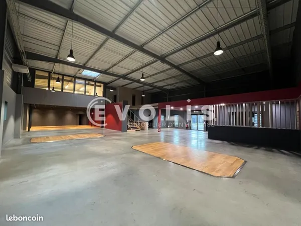 Local d'activité 900 m²