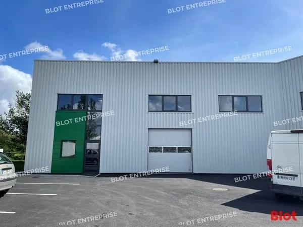 Entrepôt 301 m²