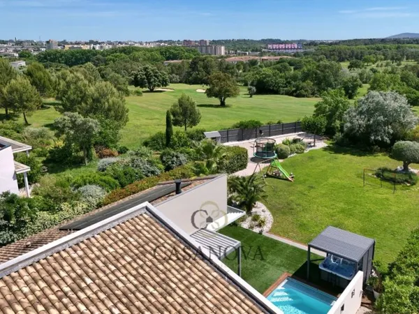 À vendre - Villa d'architecte en première ligne sur le Golf de F