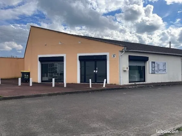 Coignieres zone commerciale des broderies local commercial ou activite 160 m2