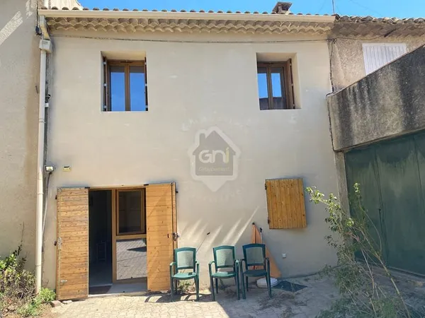 Maison meublée F3 avec cour 20 m² et un stationnement.