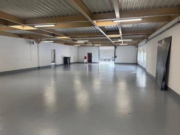 Local d'activité 855 m²