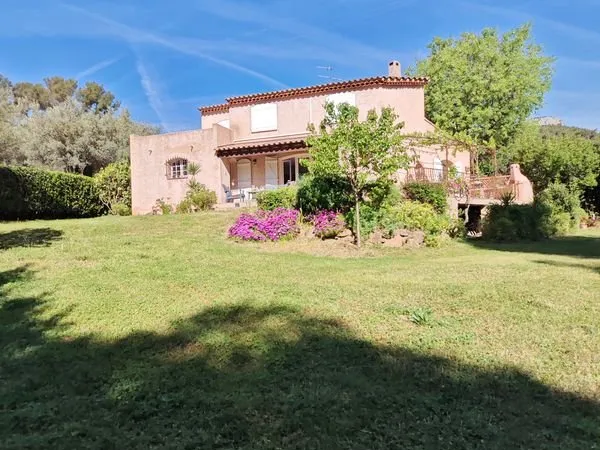 Maison de caractère au Revest les Eaux