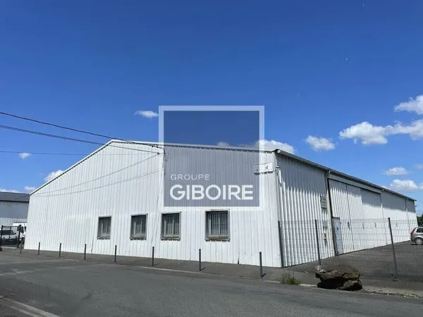 Entrepôt 900 m²