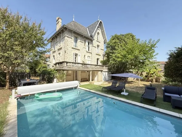 Maison de ville de 5 chambres avec piscine à 200 m de la gare