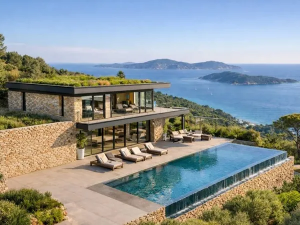 * INCROYABLE VUE SUR LA BAIE DU RAYOL - VILLA T5 AVEC PISCINE A DEBORDEMENT