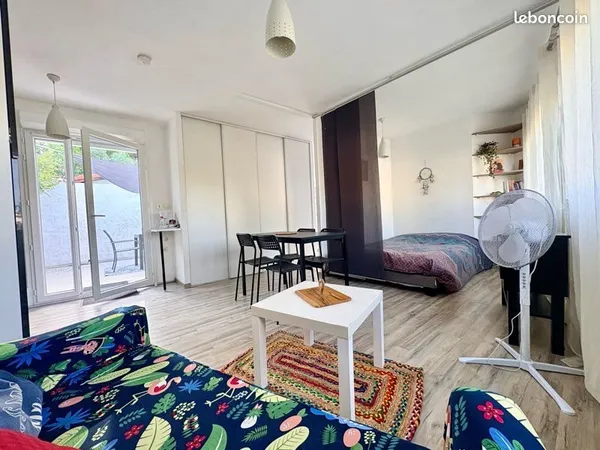 Location studio F1 meublé entièrement indépendant avec terrasse privative 25m2 proche Tram aux porte