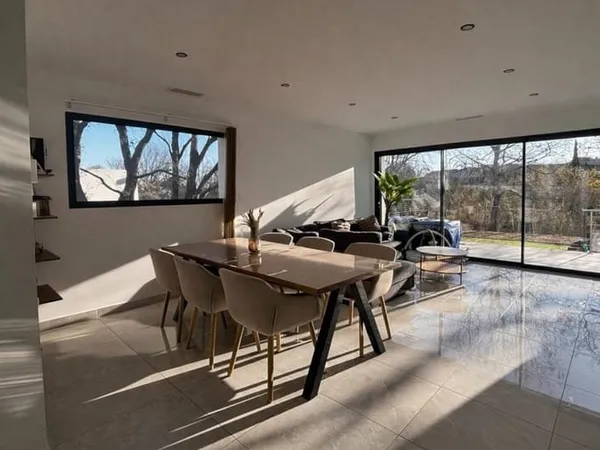 Maison contemporaine , de 108 m2 en parfait état.