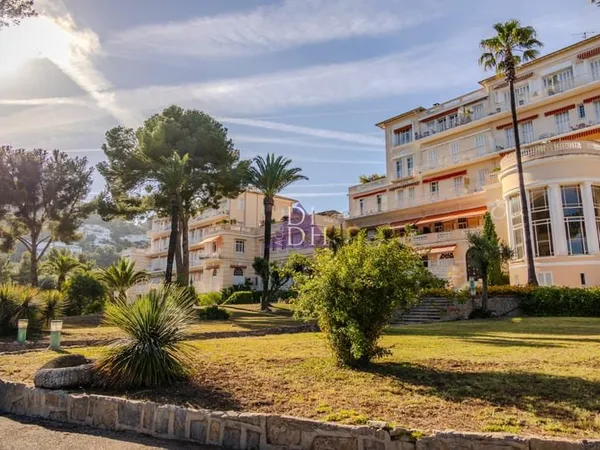 ECRIN DE VERDURE DANS RÉSIDENCE AVEC PISCINE ET VUE MER