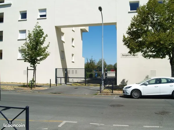 Parking couvert sécurisé avec recharge électrique à louer Davezies