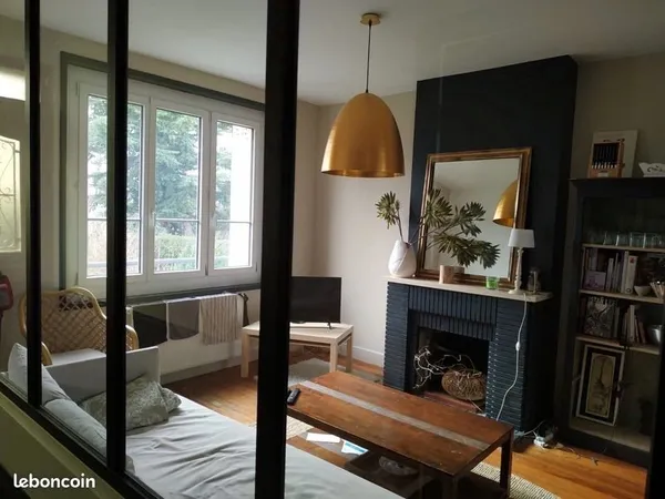 Chambre meublée dans une maison avec jardins