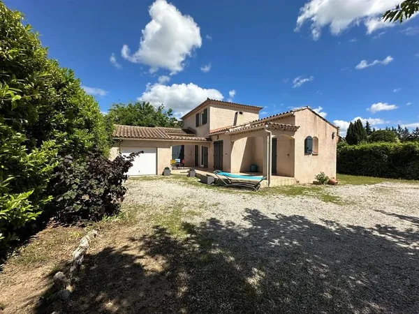 Maison de 100 m², 3 chambres, sur un terrain de 690 m².