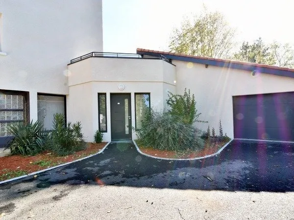 EXCLUSIVITE - Appartement T4 rez de jardin - Garage et parkings