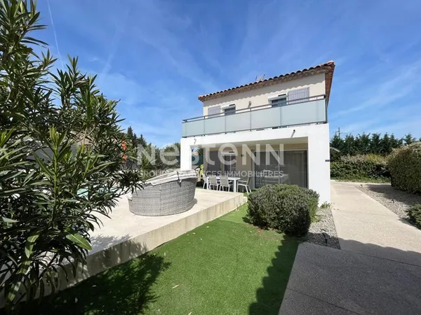 Maison 4 pièce(s) 82 m², calme, lumineux, piscine, climatisation gainable, stationnements privatifs,