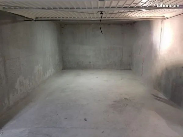 Garage box fermé à louer du 23 avril au 23 septembre