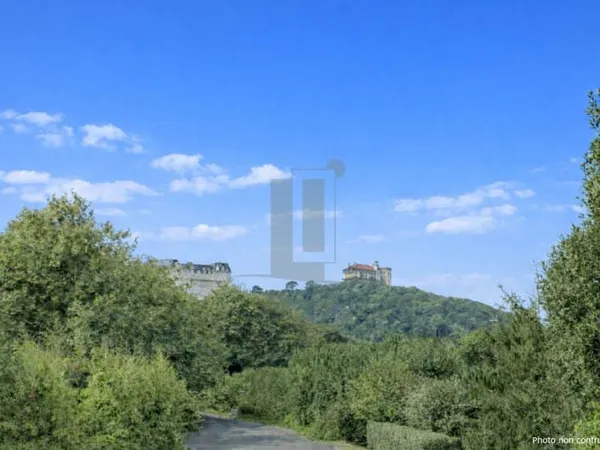 Terrain avec permis purgé : plage, lac et golf à pied. Possibilité de construire pour 1 à 2 villas