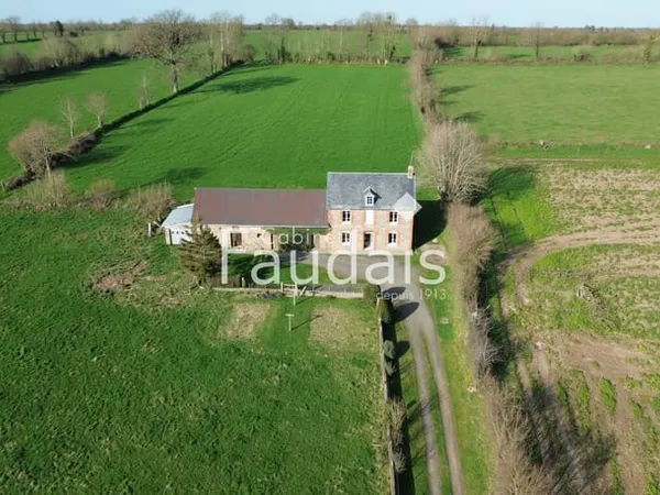 Maison en pierre avec vue panoramique sur la campagne, sans