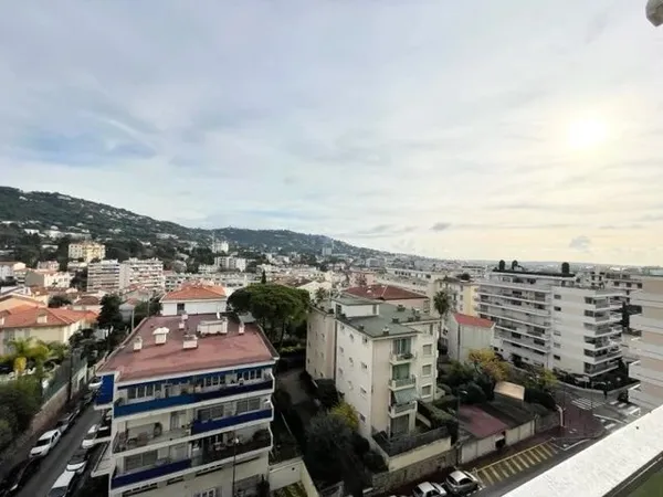 CANNES - ANGLE CARNOT LORD BYRON - ETAGE ELEVE - 3 PIECES TERRASSES - GARAGE - CAVE