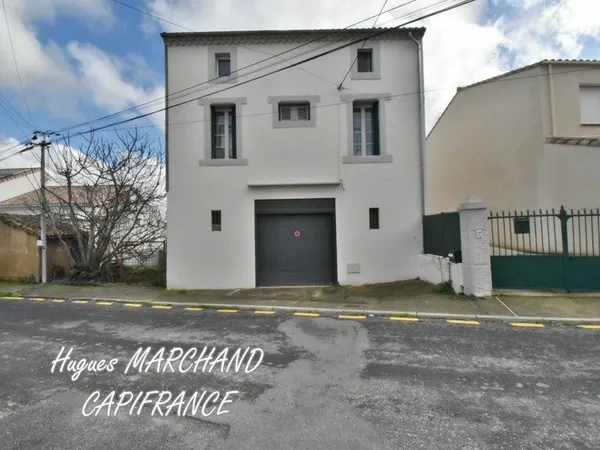 Maison vigneronne avec garage, cour et jardin — Fort potentiel