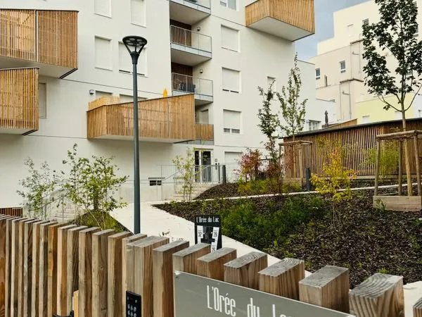 Très grand emplacement de stationnement Bohrie