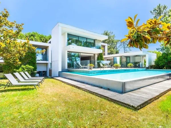 Maison 8 pièces 332 m²