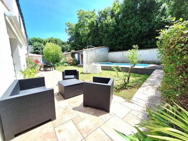 VENTE : maison FAMILIALE de 10 pièces - 6 CHAMBRES (239 m²) à LA JARNE
