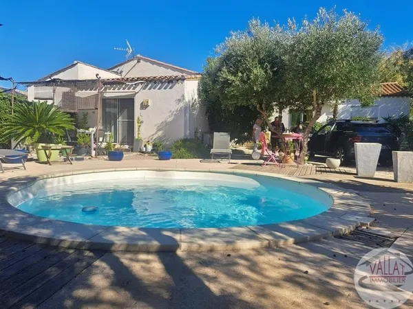 Villa de plain-pied avec piscine à environ 500 mètres de la