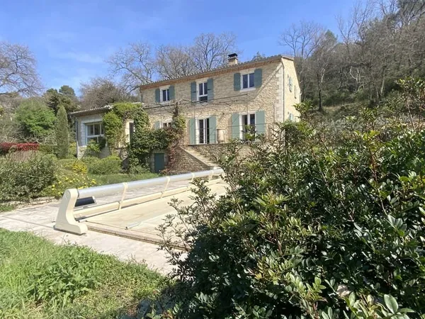 Bastide en pierre sur un terrain de 4400 m2 avec piscine.