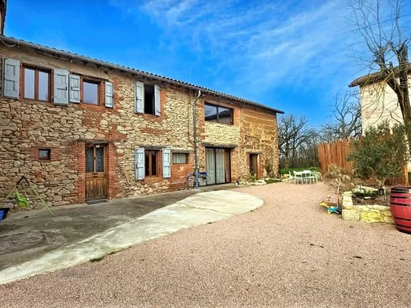 Authenticité et charme : Ancien corps de ferme rénové avec dépendances à Brens