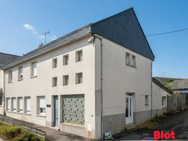 A VENDRE CHEZ BLOT IMMOBILIER IMMEUBLE de 3 logements, 3 caves et 4 places de parking à JANZE