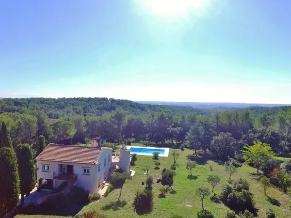 Propriété de 5 chambres avec parc de 1 ha et piscine