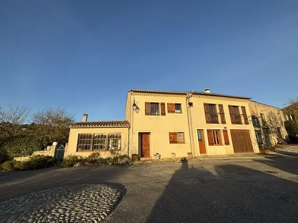 Proche CARCASSONNE, Maison avec deux logements, jardin et garage.