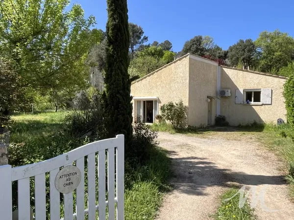 Maison à vendre de plain-pied avec atelier et jardin paysager Barjols 83670