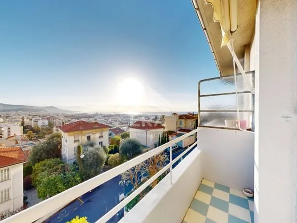NICE - FLEURS / BAUMETTES : JOLI 2 PIÈCES AVEC BALCONS ET MAGNIFIQUE VUE DÉGAGÉE