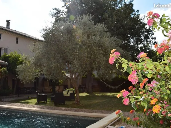 Authentique maison provençale de 250 m2au coeur du village de Sainte Cécile Les Vignes plus T3 indép