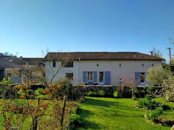 Belle Charentaise Avec 4 Chambres Et Jardin Clos Sur 1433m²
