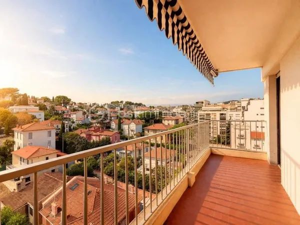 CANNES CARNOT 3P RÉNOVÉ ÉTAGE ÉLEVÉ