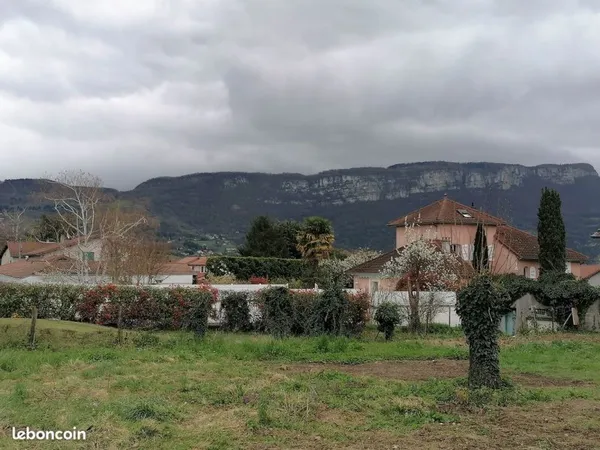 Entrepôt de 220m² sur 2297m² de terrain constructible viabilisé