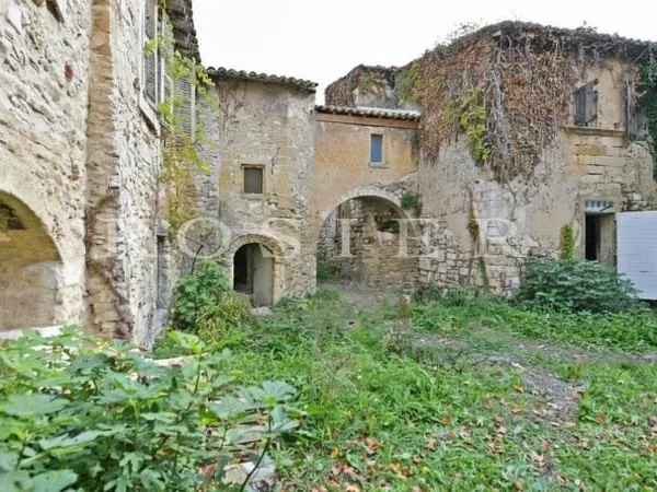 Luberon : hameau médiéval privé à rénover à proximité de la pist