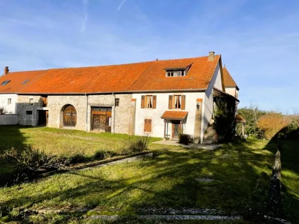 Ensemble de deux granges dont une avec habitation.