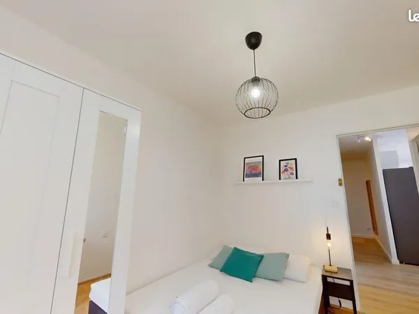 Chambre 6 pièces 77 m²
