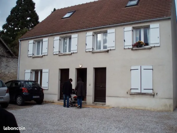 VILLERON,F2 en DUPLEX, Derrière ROISSY, VILLAGE A LA CAMPAGNE CALME