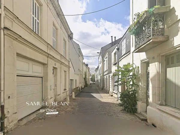 Maison de ville et son jardin, grenier, garage.