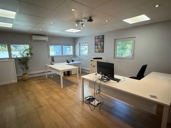 Bureau 97 m²