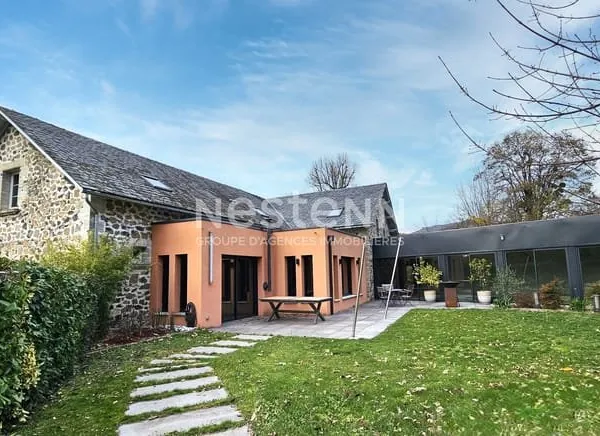 A vendre à 20 minutes d'Aurillac, sur terrain d'environ 3900 m², maison 9 pièces, entièrement rénové