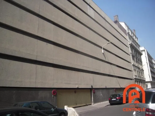 GARAGE FERME DANS IMMEUBLE