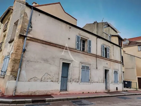 Vaste bâtisse de caractère début du XXème siècle Maisons Laffitte 10 pièce(s) 200 m2, cour intérieur
