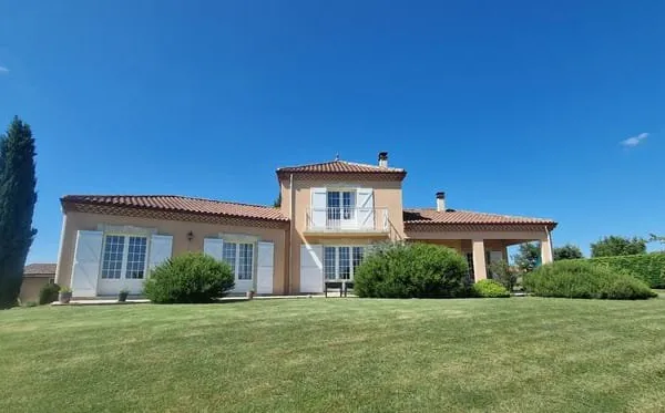 Maison traditionnelle avec vue panoramique sur les Pyrénées