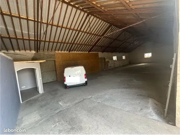 Dépôt de 310 m² à louer - Idéal stockage, garage ou activité pro - avec bureau
